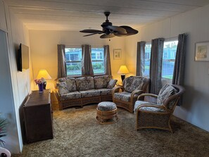 Living area - 3-bedroom house in beautiful Bradenton with cool AC breeze (Bradenton)