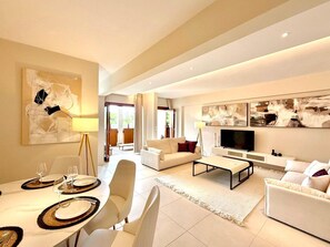 TV - Nice Signature, Spacious and Elegant Apartment (Saint-Denis)