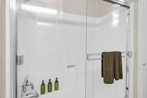 Hair dryer, towels, soap, toilet paper - Westside Coastal Retreat 3bd/2ba MDR+Venice+SM (Marina del Rey)