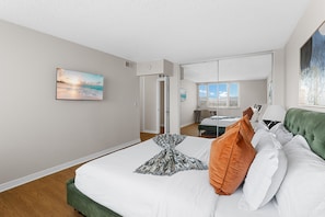 A hotel room with a bed, a painting, a desk, and a chair. - Westside Coastal Retreat 3bd/2ba MDR+Venice+SM (Marina del Rey)
