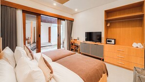 A hotel room with two beds, a TV, a desk, and a wardrobe. - Cannella Suites Ubud (Ubud)
