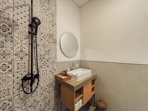 Suite | Baño | Ducha, artículos de higiene personal gratuitos y secador de pelo