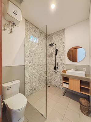 Phòng Suite | Phòng tắm | Buồng tắm vòi sen, đồ dùng nhà tắm miễn phí, máy sấy tóc, khăn tắm 