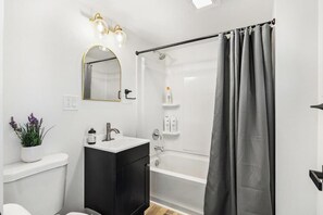 Toallas, jabón, papel de baño 