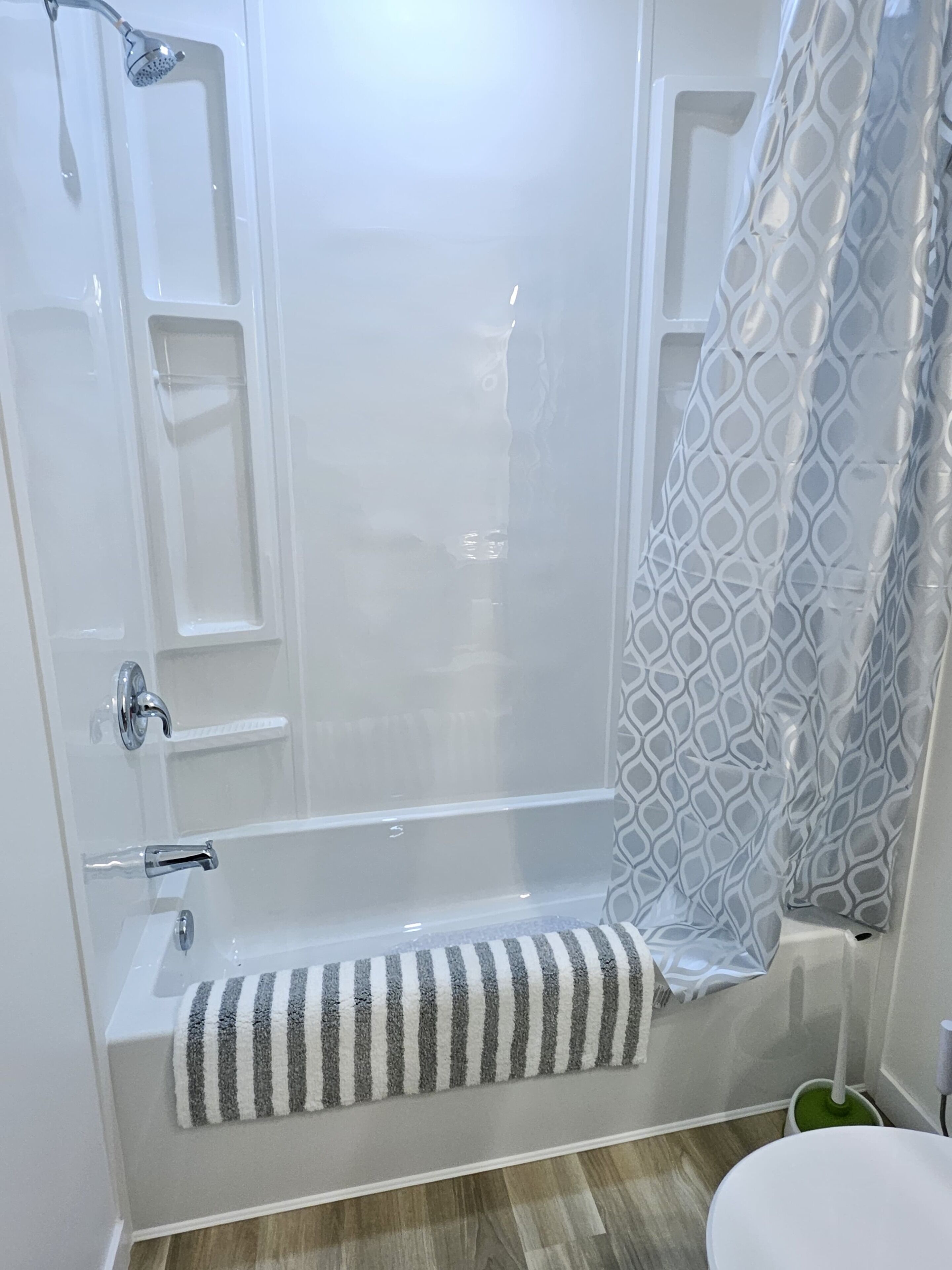 Séchoir à cheveux, serviettes fournies, savon, papier de toilette