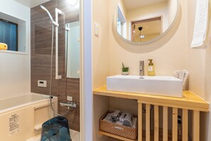 Shower, hair dryer, bidet, towels - Campaigning|4min from station|Free parking|Japanese style|Two baths, two toilets, detached house|Kansai-Kyoto direct access|Namba near Amikin. Tsutenkaku. Shinsai (大阪市)