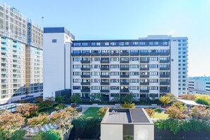 Exterior - Sunlit 1BR Retreat, Shops and Cafés at Doorstep (Phillip)