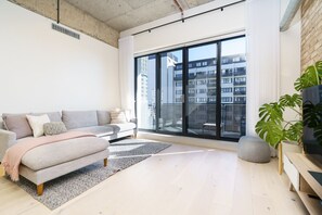 TV - Sunlit 1BR Retreat, Shops and Cafés at Doorstep (Phillip)