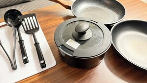 A kitchen counter with a frying pan, a pot with a lid, and a spatula. - GrAce Room IKEBUKURO (Tokyo)