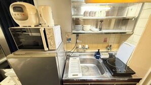 A compact kitchen with a microwave, toaster, and electric kettle. - GrAce Room IKEBUKURO (Tokyo)