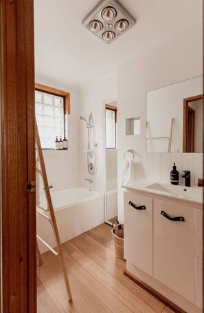 Hair dryer - Seagrass Coastal Retreat with direct beach access (Lewisham)