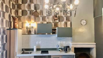 Executive Suite, Garden View | Private kitchen