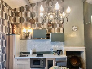 Executive Suite, Garden View | Private kitchen - Les Fleurs De Lys, Suites&Appart , Entrée et Terrasse Privée Proche de la Mer (Saint-Georges-d'Oléron)