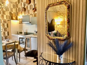 Executive Suite, Garden View | Private kitchen - Les Fleurs De Lys, Suites&Appart , Entrée et Terrasse Privée Proche de la Mer (Saint-Georges-d'Oléron)