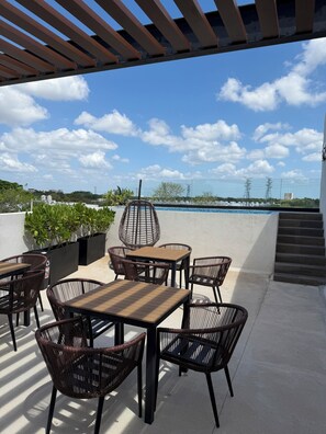 Outdoor dining - Beautiful modern Loft w/ Rooftop Pool, Coworking Area, Game room & Security 24/7 (Merida)