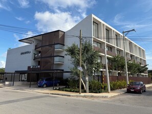 Exterior - Beautiful modern Loft w/ Rooftop Pool, Coworking Area, Game room & Security 24/7 (Merida)
