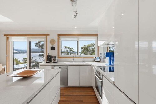 Beach house 150 m from Coningham Beach, bay views, 10 min to the Bruny ferry