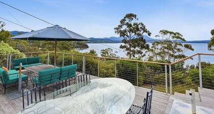 Beach house 150 m from Coningham Beach, bay views, 10 min to the Bruny ferry