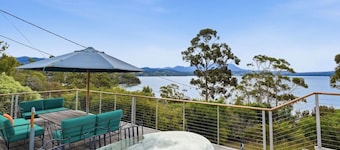 Beach house 150 m from Coningham Beach, bay views, 10 min to the Bruny ferry