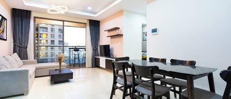 Uma sala de estar moderna com sofá, mesa de centro, mesa de jantar e cadeiras.