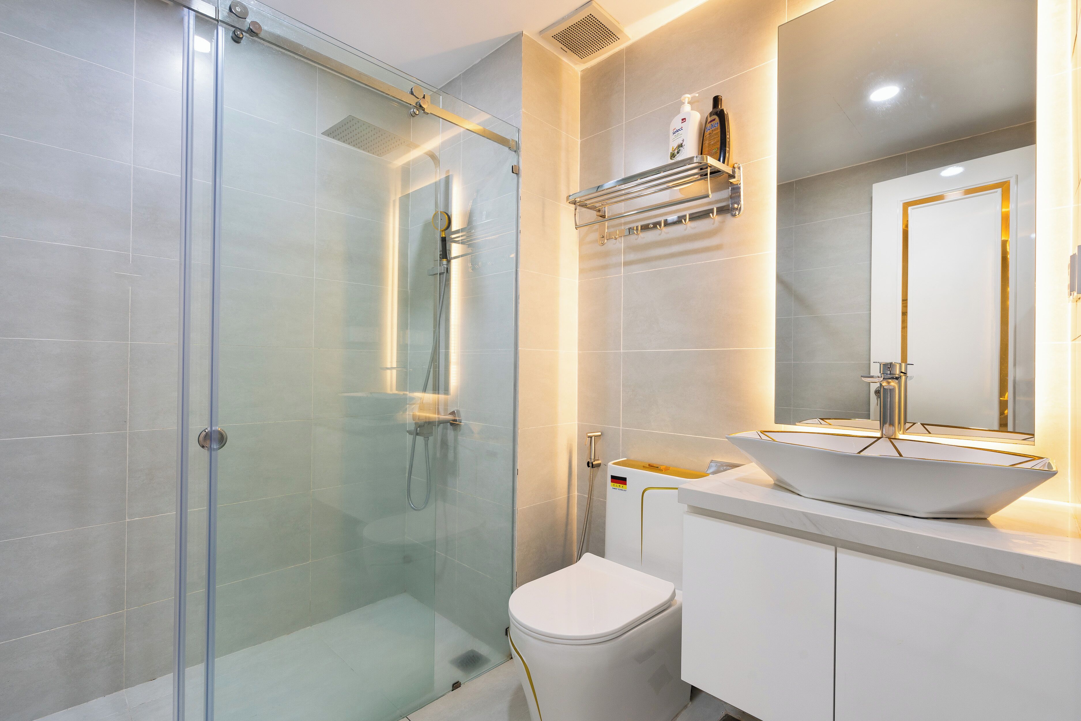 Eenvoudig appartement, uitzicht op stad | Badkamer | Een douche, gratis toiletartikelen, een haardroger, pantoffels