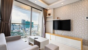 Una sala de estar moderna con un ventanal grande, un televisor de pantalla plana y vistas a la ciudad.