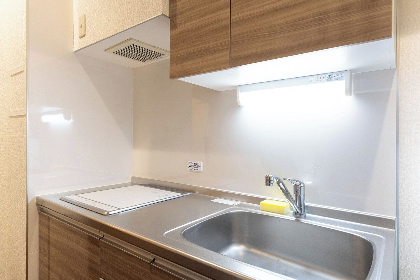 Geladeira grande, micro-ondas, cooktop