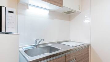 Apartment(d02), Non Smoking | Private kitchen | Fridge, microwave, stovetop, electric kettle