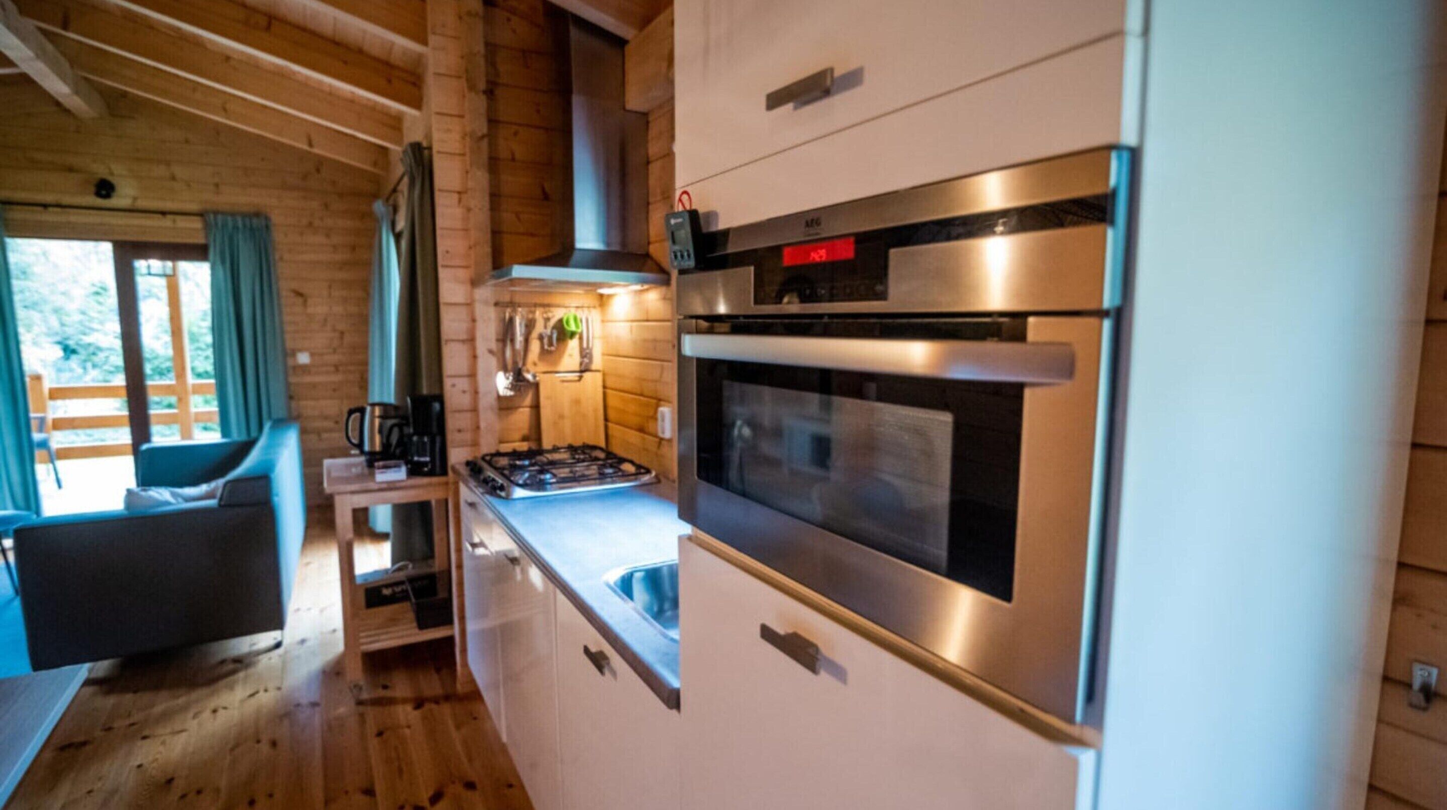 Deluxe House, 1 Bedroom | Dapur peribadi | Peti sejuk, ketuhar gelombang mikro, pembancuh kopi/teh, cerek elektrik 