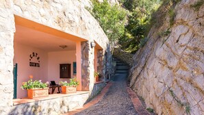 A narrow stone pathway leading to a building with a stone facade and a sign reading "LOTA QUINTA". - Holiday Residence La Cota Quinta, Rio Nell"elba (Rio)