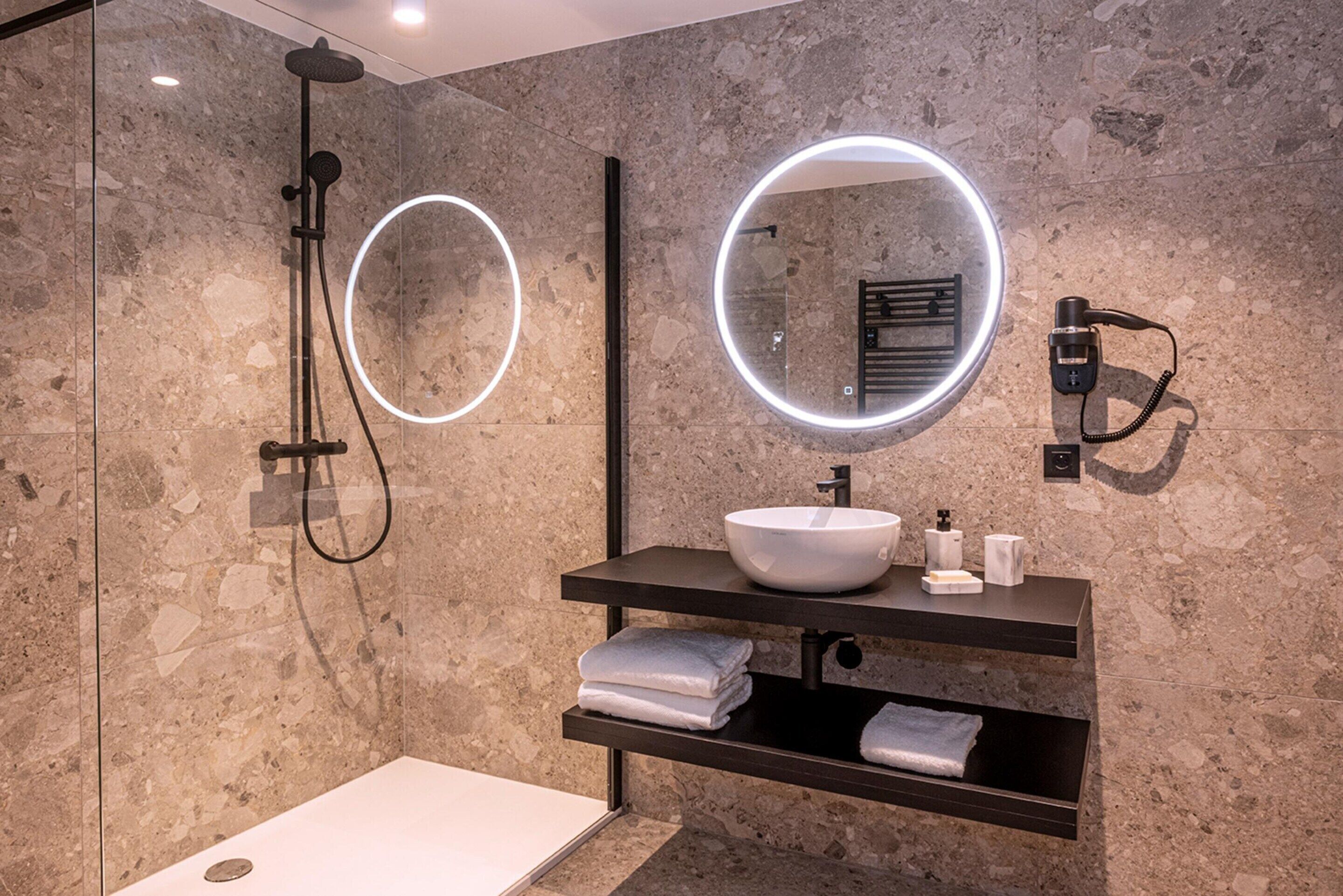 Comfort Villa, 3 Bedrooms | Bathroom | Combined shower/bathtub
