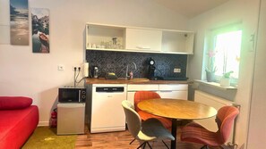 Comfort-Apartment, 2 Schlafzimmer | Eigene Küche | Kühlschrank, Mikrowelle, Wasserkocher mit Kaffee-/Teezubehör