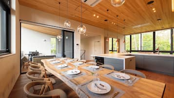Chalet Mewah, balkon, pemandangan gunung | Tempat makan