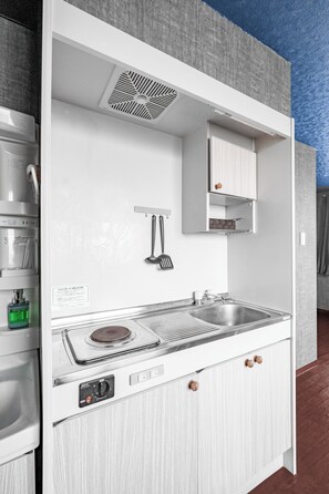 Apartment | Private kitchen | Fridge, microwave, stovetop, cookware/dishes/utensils - SILK COURT 402 (Chitose)