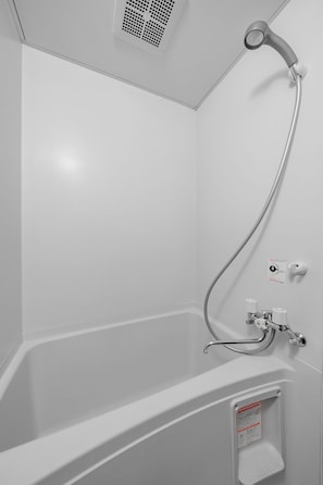 Apartment | Bathroom | Combined shower/bathtub, free toiletries, hair dryer, slippers