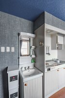Apartamento | Cozinha privada | Geladeira, micro-ondas, cooktop, talheres/pratos/utensílios de cozinha