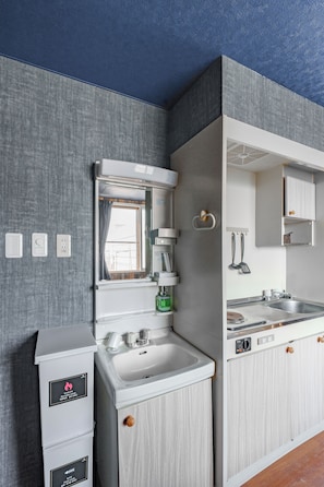 Apartment | Private kitchen | Fridge, microwave, stovetop, cookware/dishes/utensils - SILK COURT 402 (Chitose)