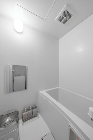 Apartment | Bathroom | Combined shower/bathtub, free toiletries, hair dryer, slippers - SILK COURT 402 (Chitose)