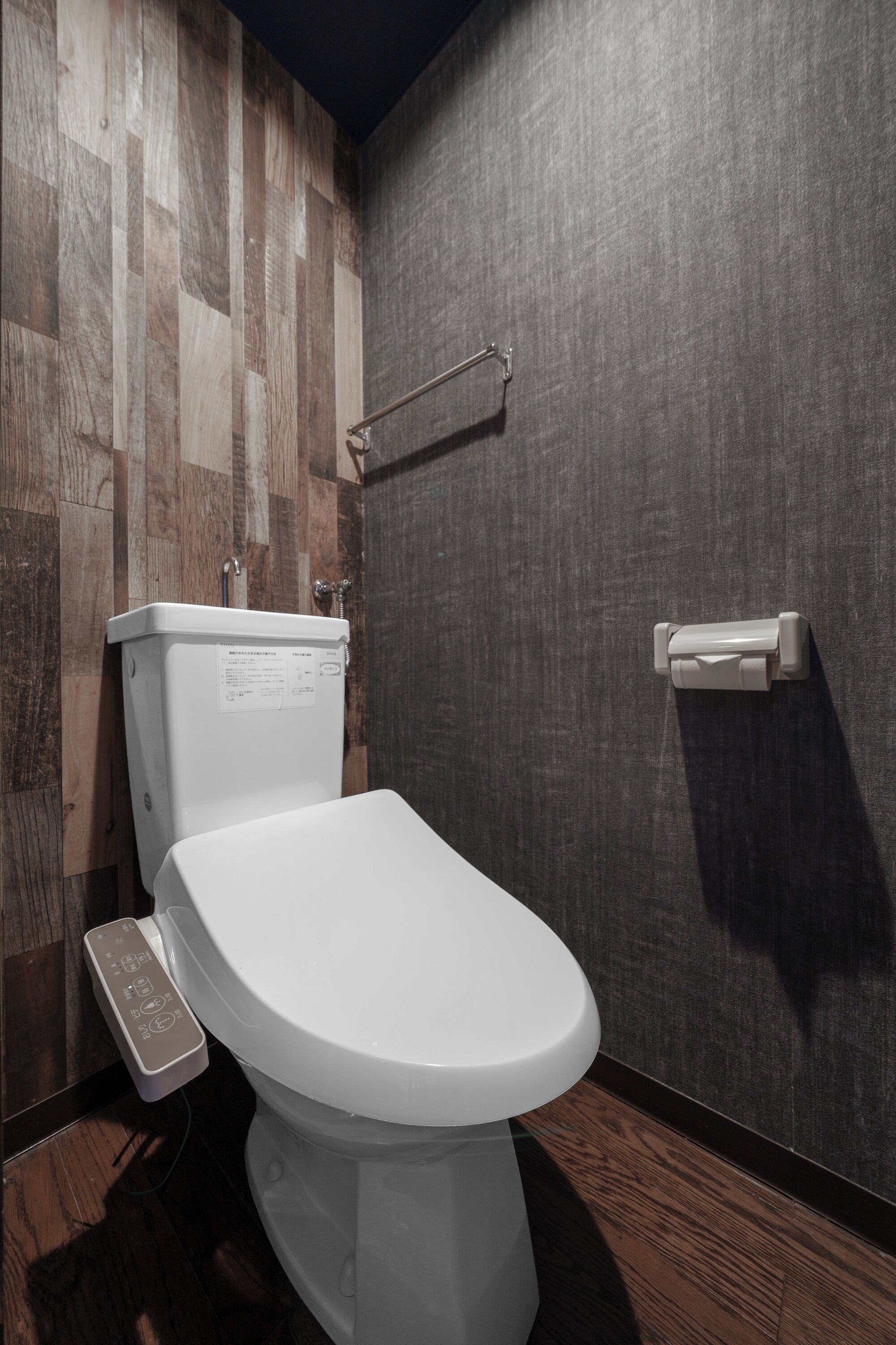 Apartment | Badezimmer | Duschwanne, kostenlose Toilettenartikel, Haartrockner, Hausschuhe