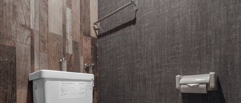 Apartment | Bathroom | Combined shower/tub, free toiletries, hair dryer, slippers