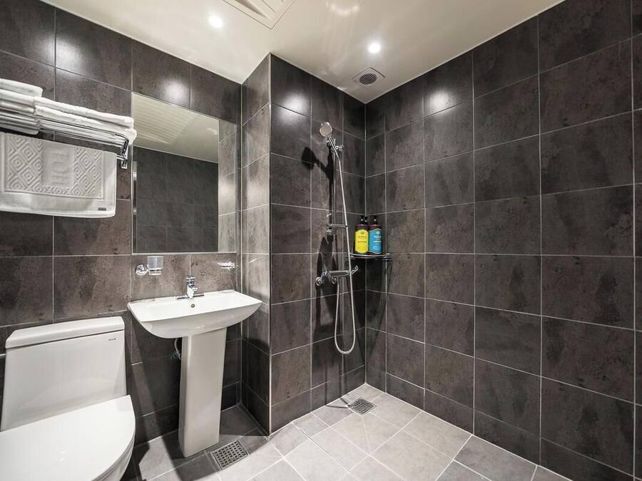 Deluxe Double Room | Bathroom