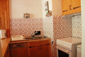 Fridge, microwave, oven, dishwasher - Apartment for 5 People With Pool (Chatel)