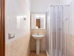Classic-Apartment, 3 Schlafzimmer | Badezimmer | Dusche