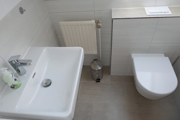 Deluxe House, 3 Bedrooms | Bathroom | Shower, hair dryer - Ferienhaus Sturmfrei auf Fehmarn (Fehmarn)