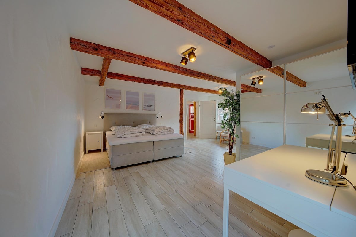 6 bedrooms, individually furnished