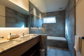Chalet, balcon, vue sur la montagne | Salle de bain