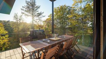 Luxury Villa, Balcony, Mountain View | Tempat makan luar