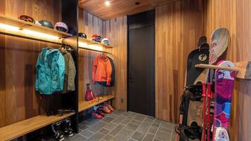 Luxury Villa, Balcony, Mountain View | Interior