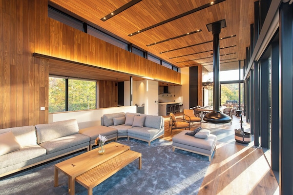 Luxury Villa, Balcony, Mountain View | Living area
