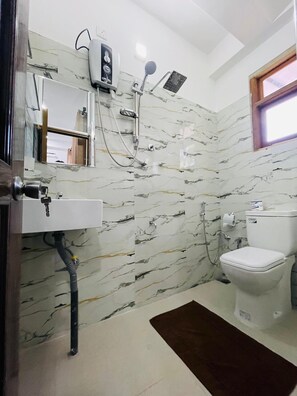 Bruser, hårtørrer, bidet, håndklæder